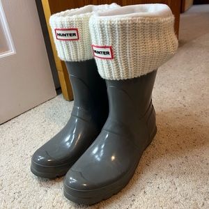 Womens short Hunter boots. Gray color. Size 9